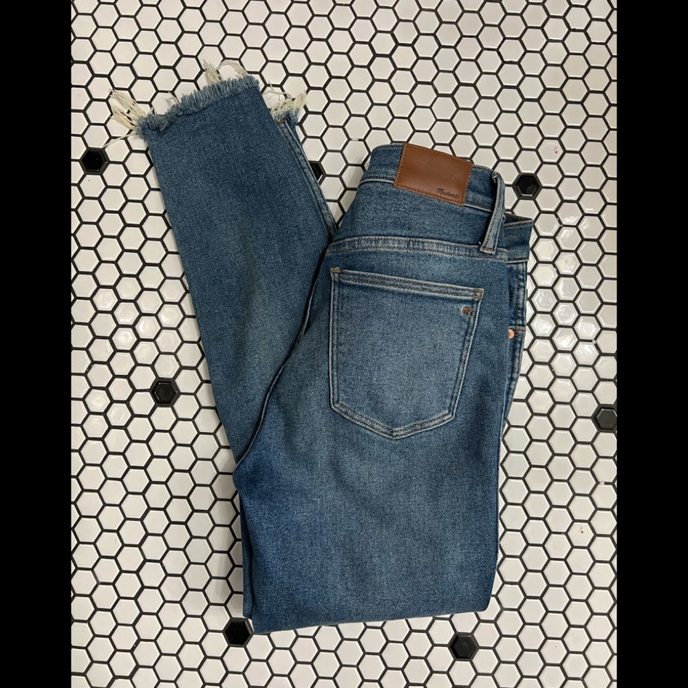 Madewell 10” high rise raw hem jeans size 26